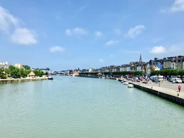 Il porto di Le Havre, con le sue case colorate e il canale tranquillo, è un luogo incantevole.