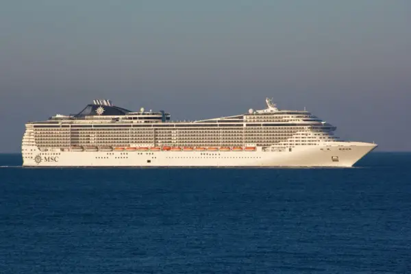 MSC Fantasia naviga in acque azzurre sotto un cielo sereno.